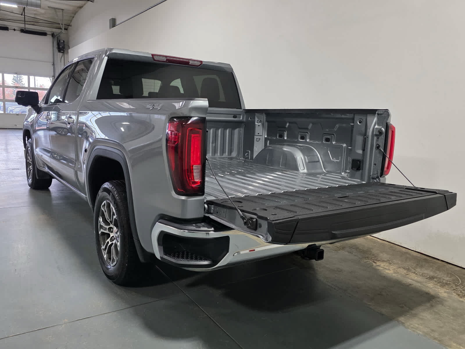 Used 2025 GMC Sierra 1500 SLT AWD/4WD image 4