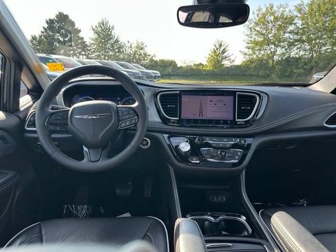 Used 2025 Chrysler Pacifica Limited FWD image 16