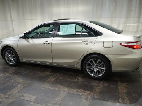 Used 2017 Toyota Camry SE w/ Moonroof Package FWD image 7