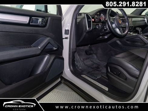 Used 2023 Porsche Cayenne Platinum Edition image 34