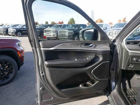 Used 2023 Jeep Grand Cherokee Limited w/ Black Appearance Package image 28