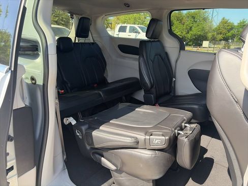 Used 2024 Chrysler Pacifica Touring-L FWD image 11
