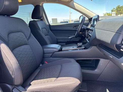 Used 2025 Nissan Pathfinder SV FWD image 39