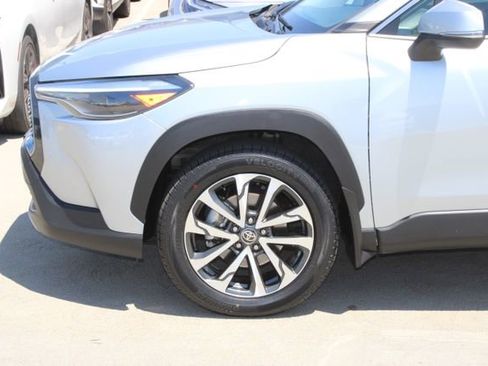 Used 2022 Toyota Corolla Cross XLE w/ Convenience Package FWD image 4