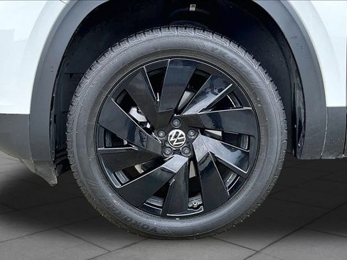 Used 2024 Volkswagen Atlas SE FWD image 11