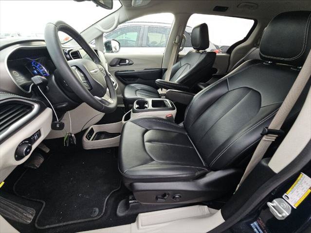 Used 2024 Chrysler Pacifica Limited FWD image 11