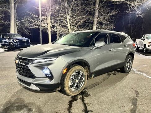 Used 2025 Chevrolet Blazer LT image 2