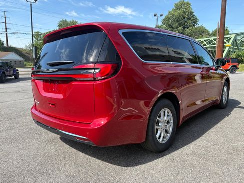 New 2026 Chrysler Pacifica Select FWD image 7
