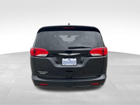 Used 2023 Chrysler Voyager LX FWD image 5