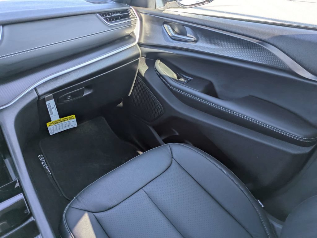 Used 2025 Jeep Grand Cherokee Altitude RWD image 20