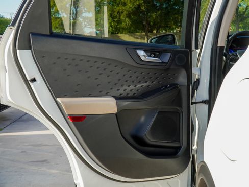 Used 2020 Ford Escape Titanium image 18