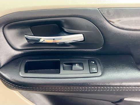 Used 2019 Dodge Grand Caravan SE FWD image 25
