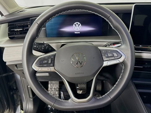 Used 2025 Volkswagen Tiguan SE w/ Panoramic Sunroof Package AWD/4WD image 14
