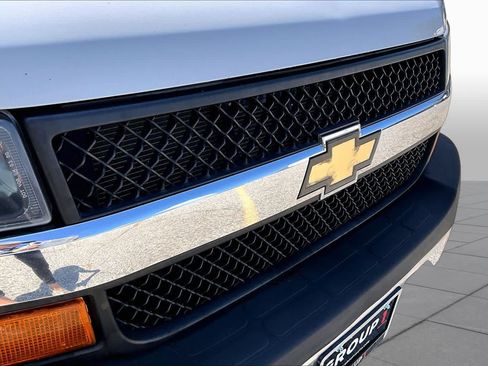 Used 2017 Chevrolet Express 3500 RWD image 26