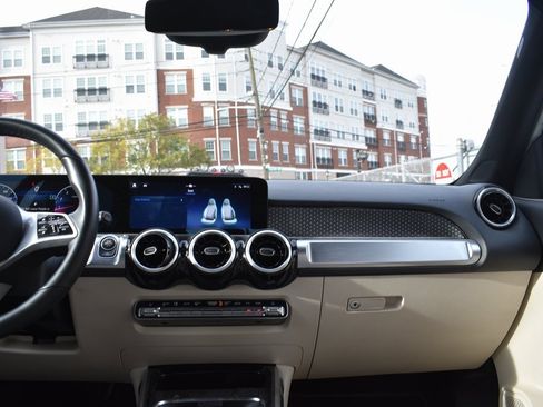 Used 2025 Mercedes-Benz GLB 250 4MATIC image 32