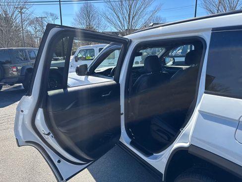 Used 2023 Jeep Grand Cherokee L Laredo image 27