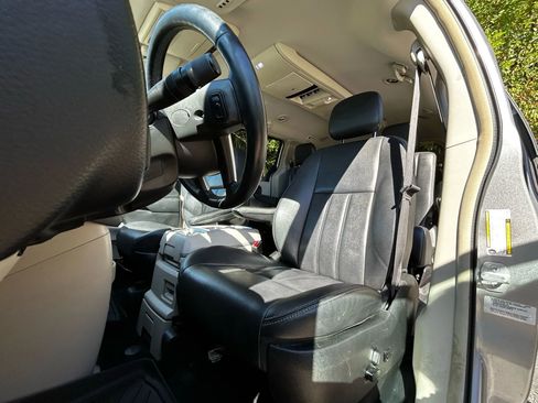 Used 2016 Chrysler Town & Country Touring image 26