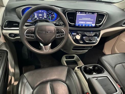 Used 2023 Chrysler Pacifica Touring-L image 29