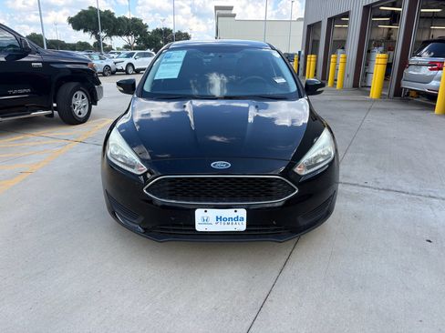 Used 2017 Ford Focus SE FWD image 3