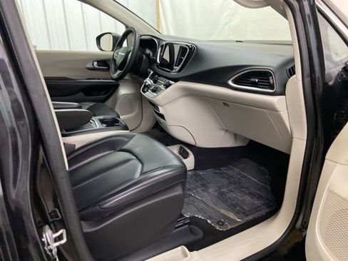 Used 2023 Chrysler Pacifica Touring-L image 30