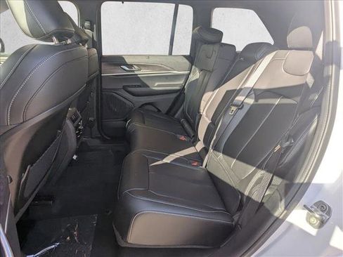 New 2025 Jeep Grand Cherokee Limited w/ Luxury Tech Group II image 16