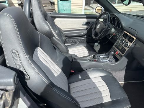 Used 2004 Mercedes-Benz SLK 32 AMG w/ Lighting Pkg image 32
