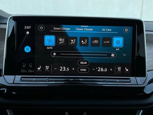 Used 2025 Volkswagen Atlas SE image 31