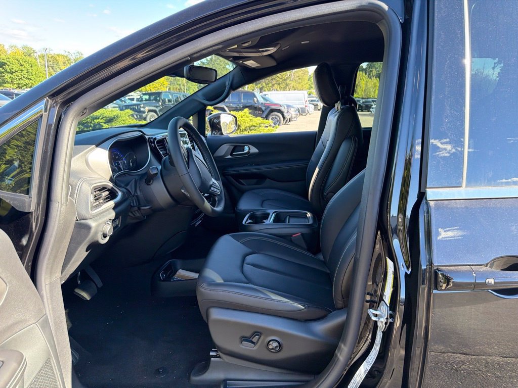 New 2027 Chrysler Pacifica Select FWD image 13