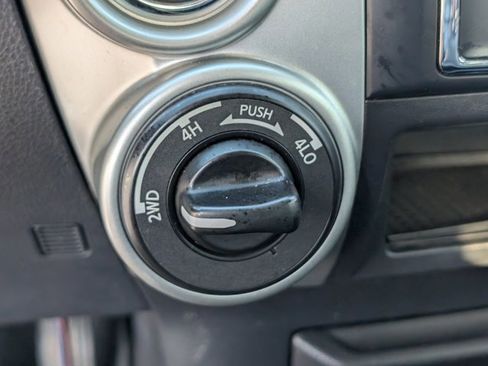 Used 2018 Nissan Titan SV image 26