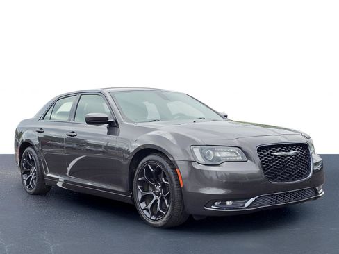 Used 2019 Chrysler 300 S RWD image 5