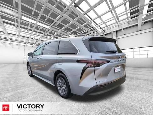 Certified 2025 Toyota Sienna XLE FWD image 6