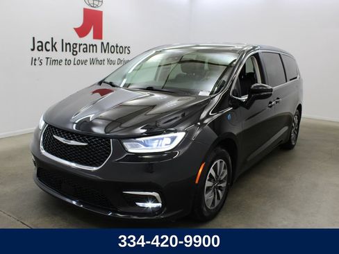 Used 2024 Chrysler Pacifica Limited FWD image 1