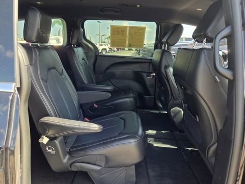 Used 2025 Chrysler Pacifica Select AWD/4WD image 16
