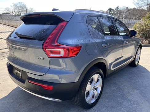 Used 2022 Volvo XC40 T5 Momentum image 8