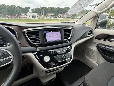 Used 2022 Chrysler Voyager LX FWD image 16