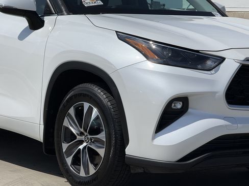 Used 2023 Toyota Highlander XLE FWD image 4