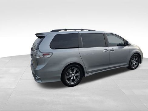 Used 2017 Toyota Sienna SE image 7