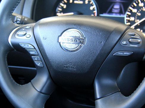 Used 2017 Nissan Pathfinder Platinum image 13