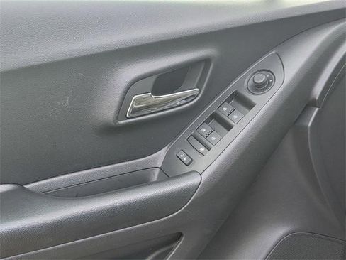 Certified 2022 Chevrolet Trax LS w/ Tint and Cruise Package image 9