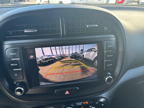 Used 2025 Kia Soul LX w/ LX Technology Package FWD image 22