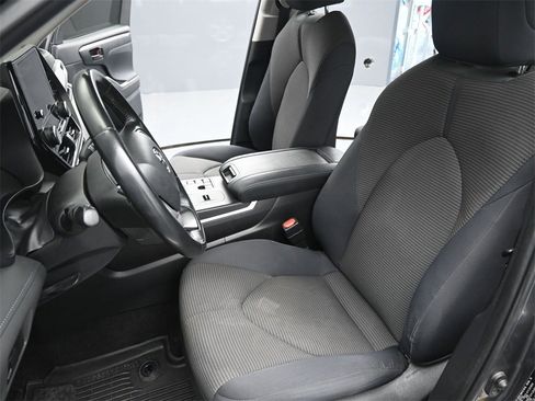 Used 2023 Toyota Highlander L image 9