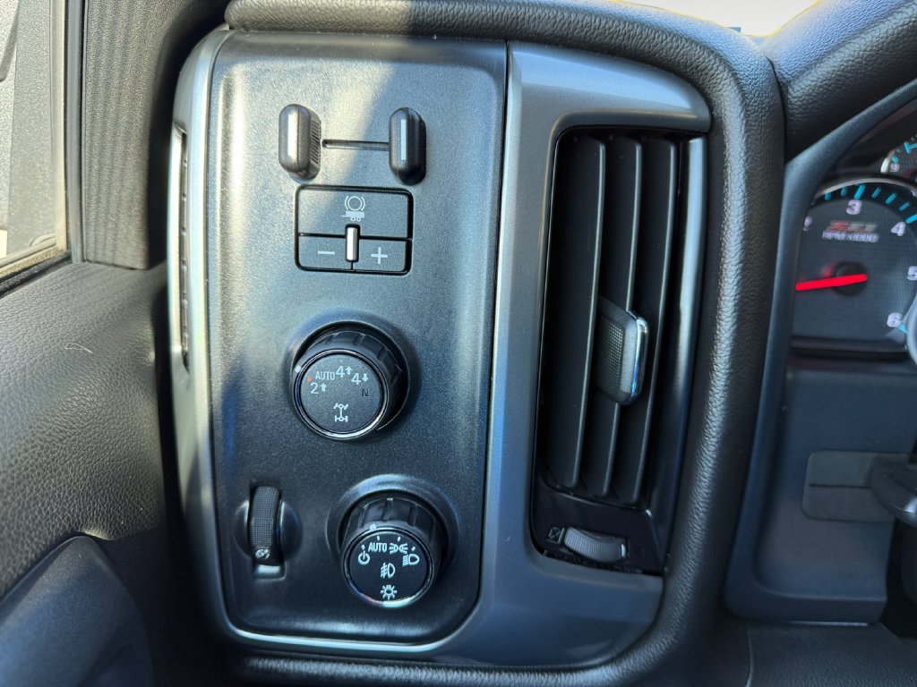 Used 2018 Chevrolet Silverado 1500 LT w/ Midnight Edition AWD/4WD image 19