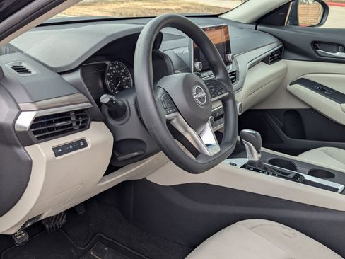 Used 2025 Nissan Altima 2.5 SV image 13