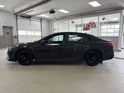 Used 2026 Toyota Camry SE FWD image 5