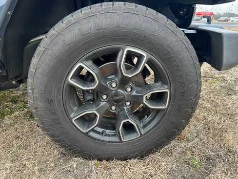 Used 2018 Jeep Wrangler Unlimited Sahara image 8