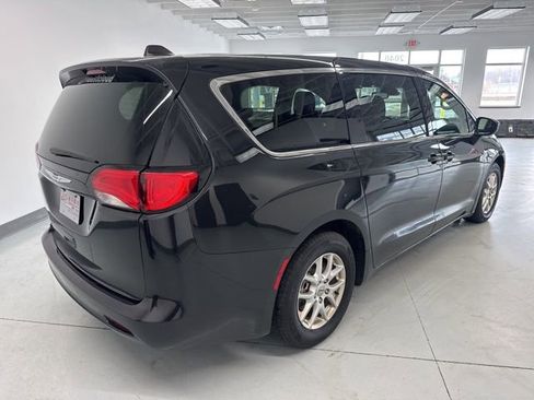 Used 2023 Chrysler Voyager LX image 12