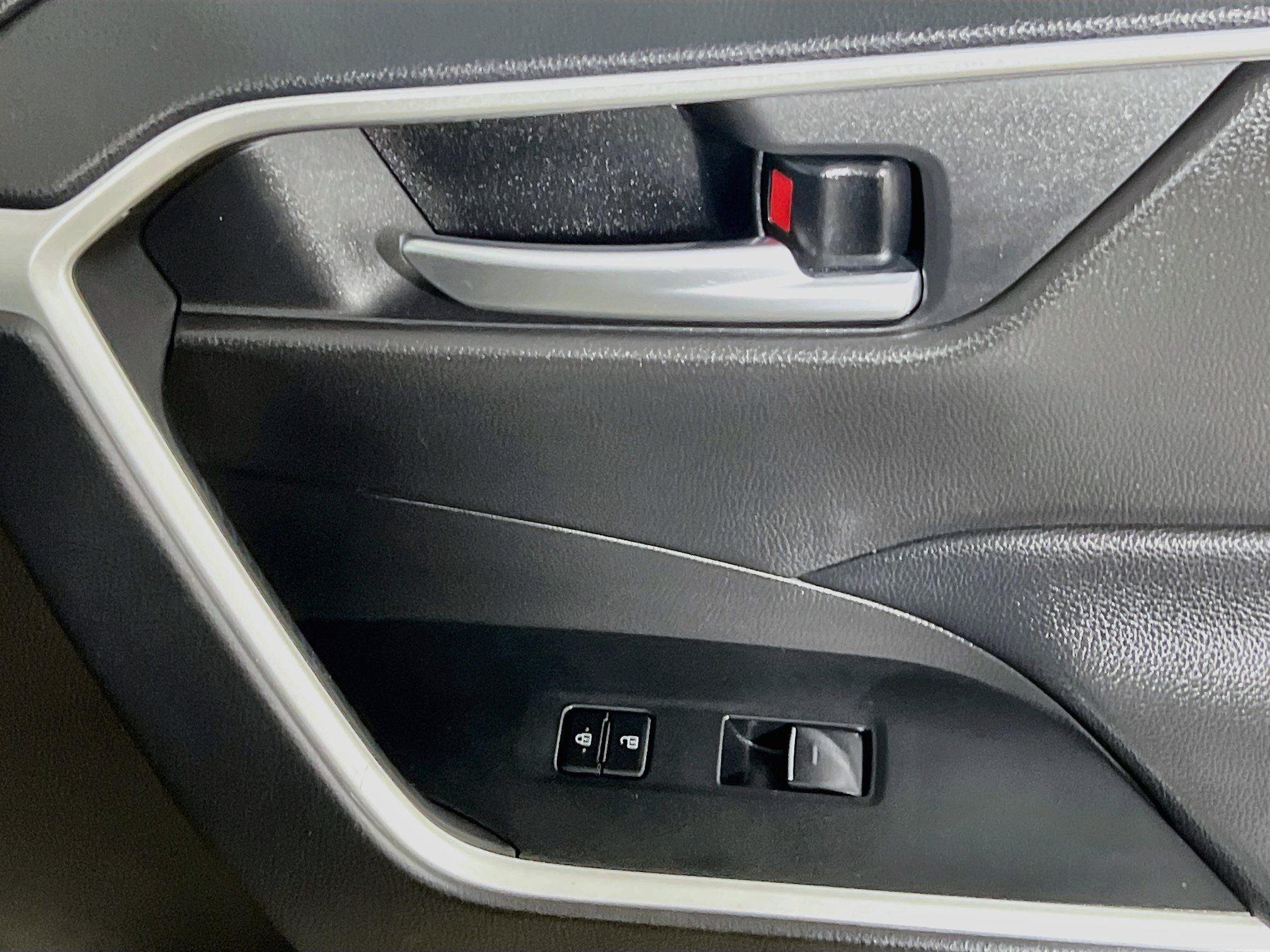 Used 2025 Toyota RAV4 XLE FWD image 32