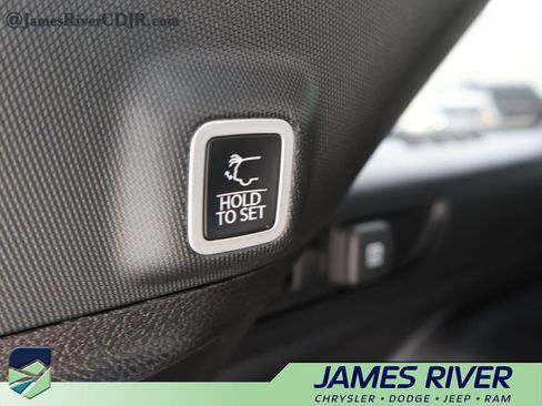 Used 2025 Jeep Grand Cherokee Altitude AWD/4WD image 16