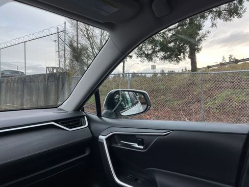 Used 2025 Toyota RAV4 XLE image 37