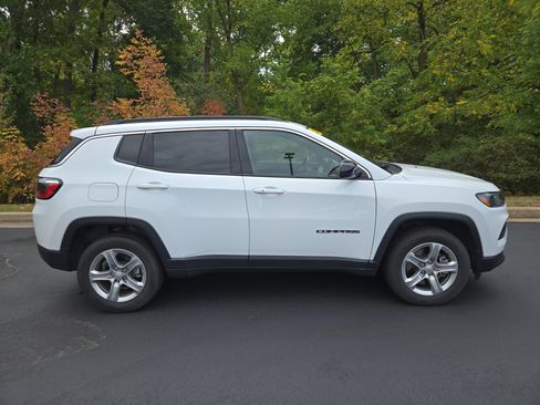 Used 2024 Jeep Compass Latitude image 2